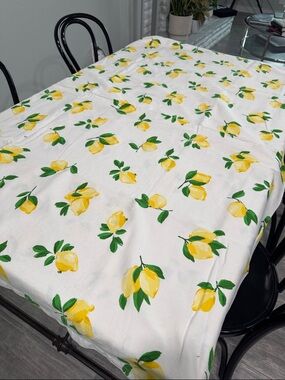 kate spade White Tablecloth with Yellow Lemon Print 58x94